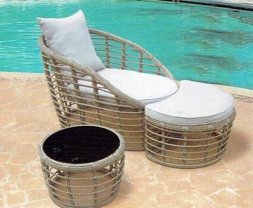 Calynn Patio Set